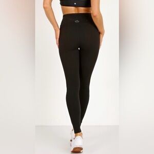 Beyond Yoga 25” High Waisted Midi Leggings Jet Black Size Small🔥EUC